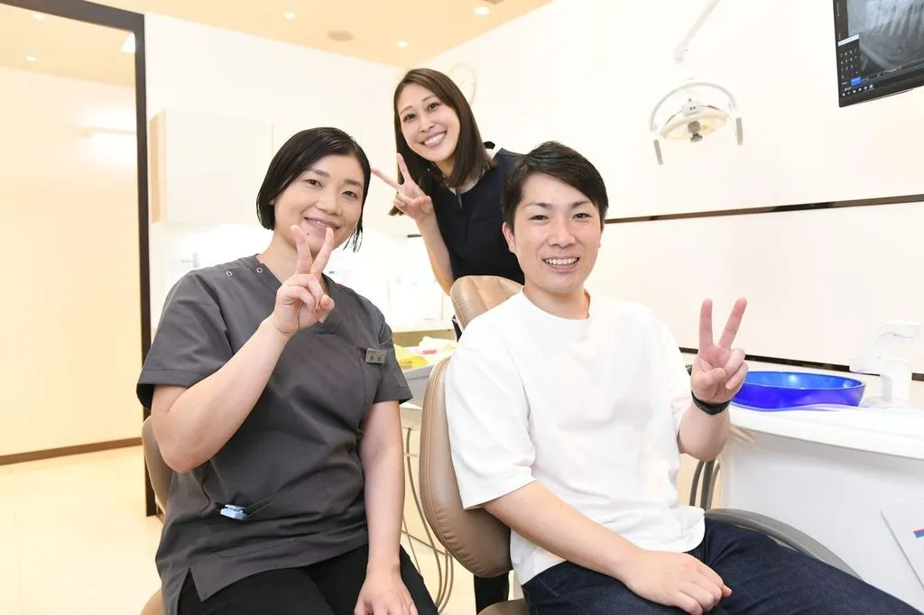 患者様に寄り添い、笑顔で対応するスタッフの様子