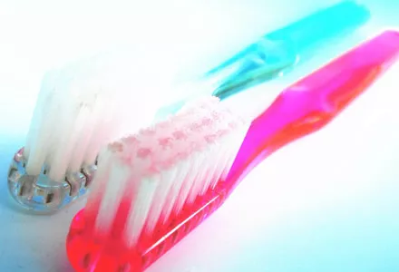 赤と青のクリアな歯ブラシの写真