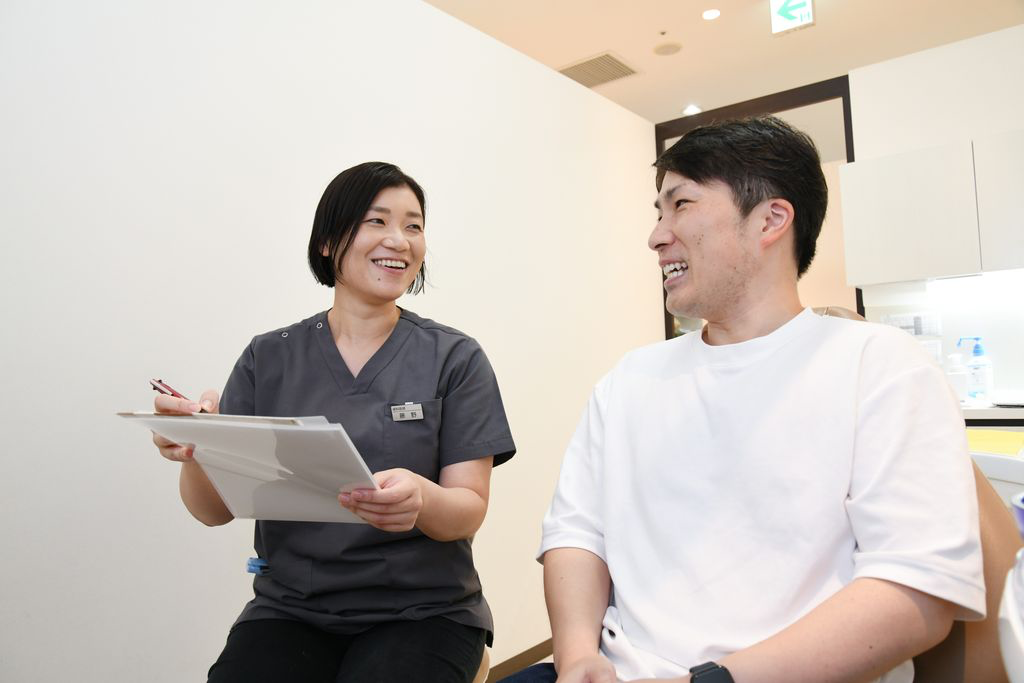 にこやかな男性と女性の写真