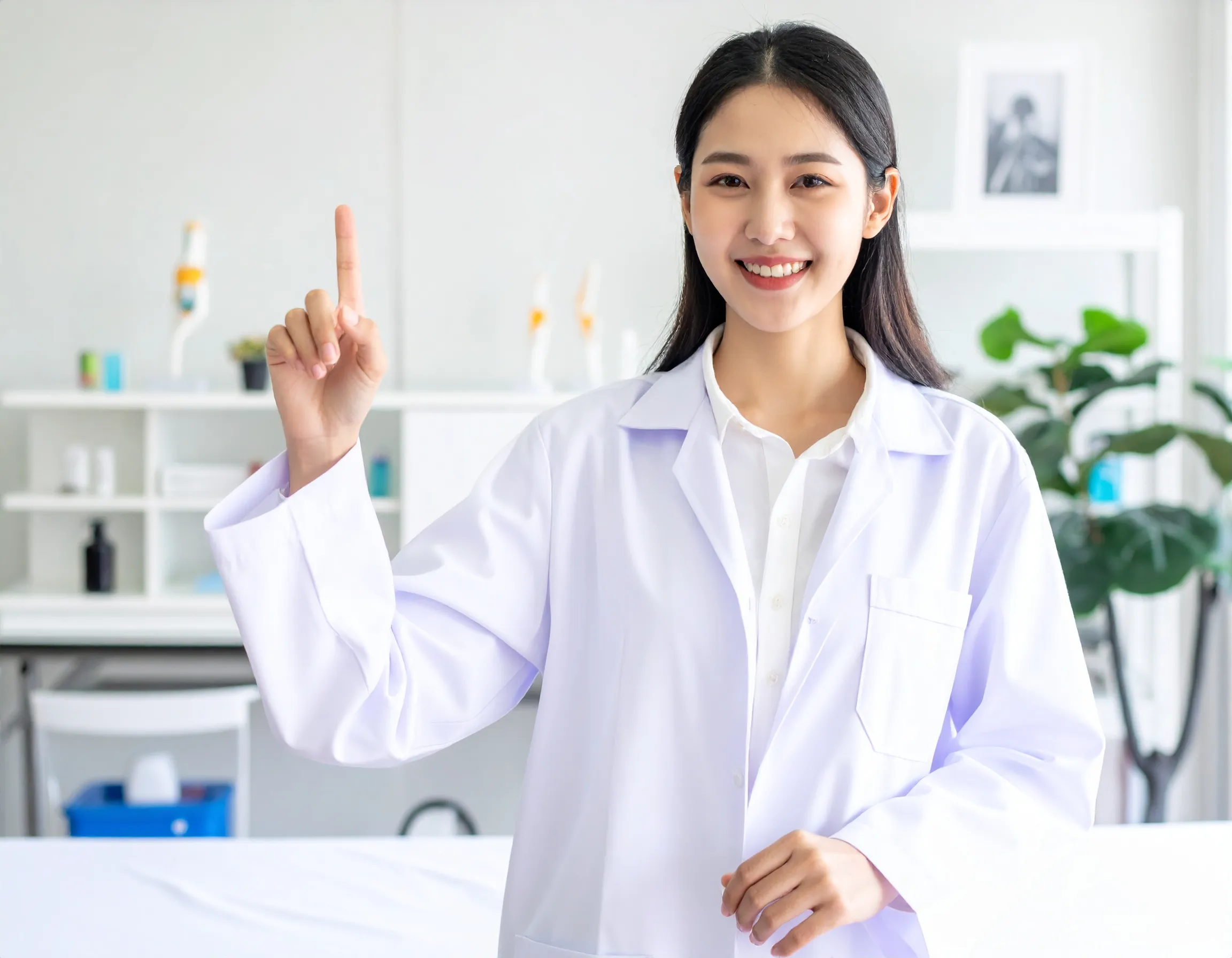 白衣を着た女性医師