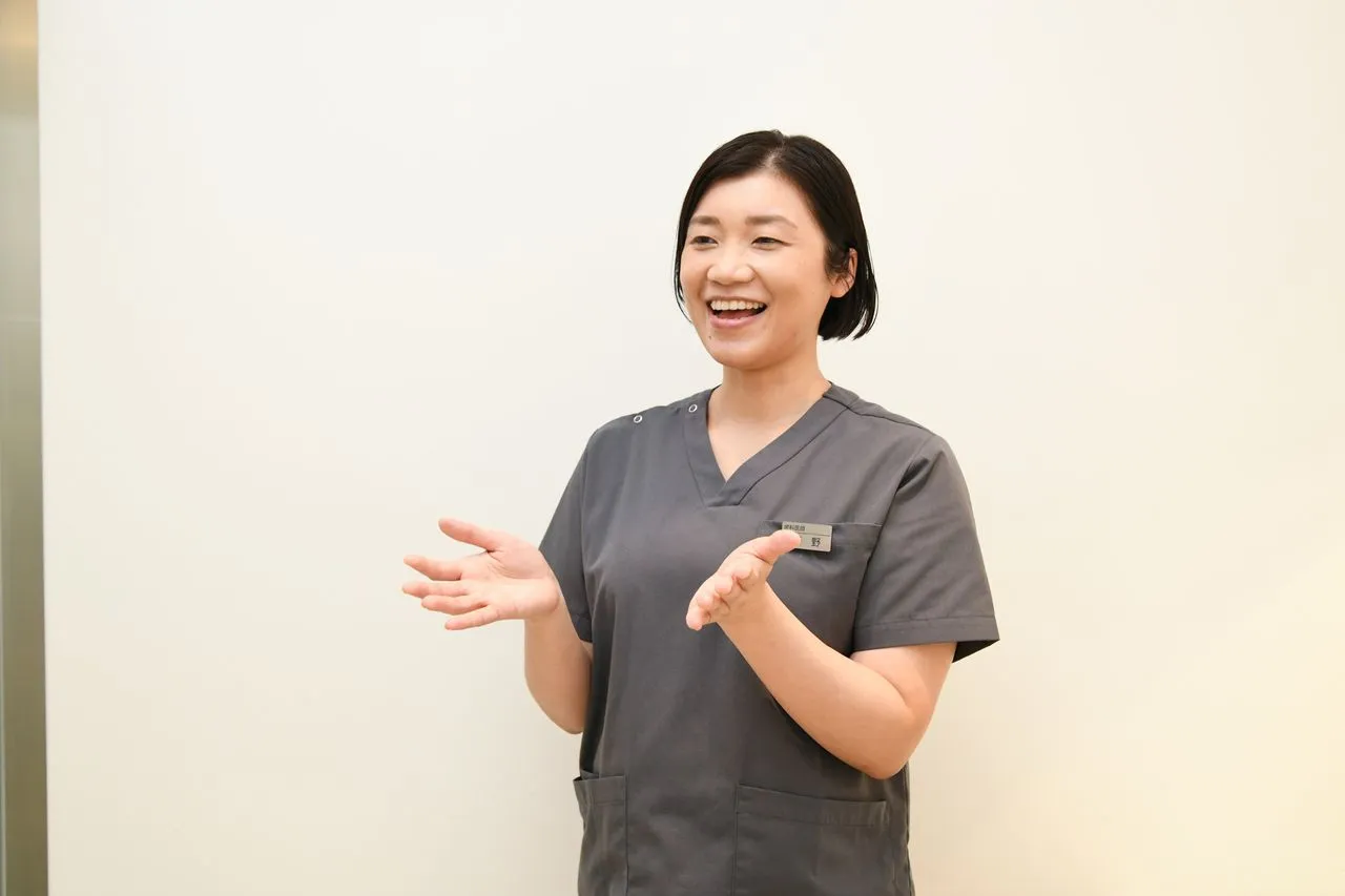 話している女性医師の画像
