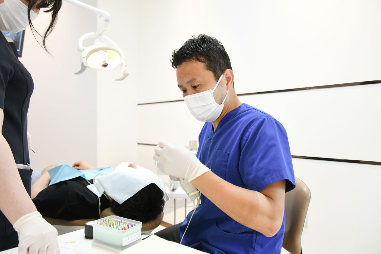 治療を受ける患者と歯科医